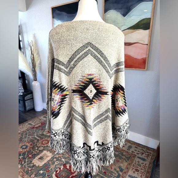 Kamana Southwest Fringe Poncho - Cream and Black - Picture 4 of 10